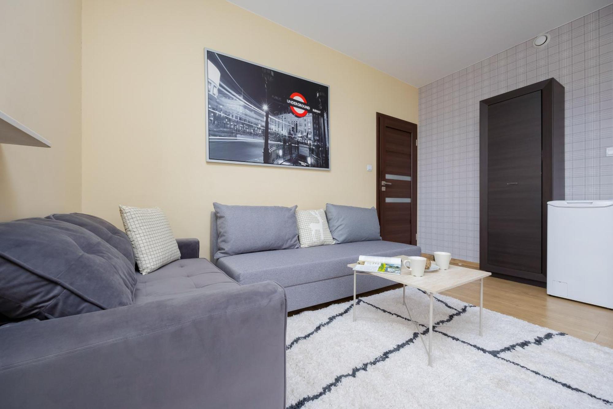 Modern In The Center Of By Renters Apartment *