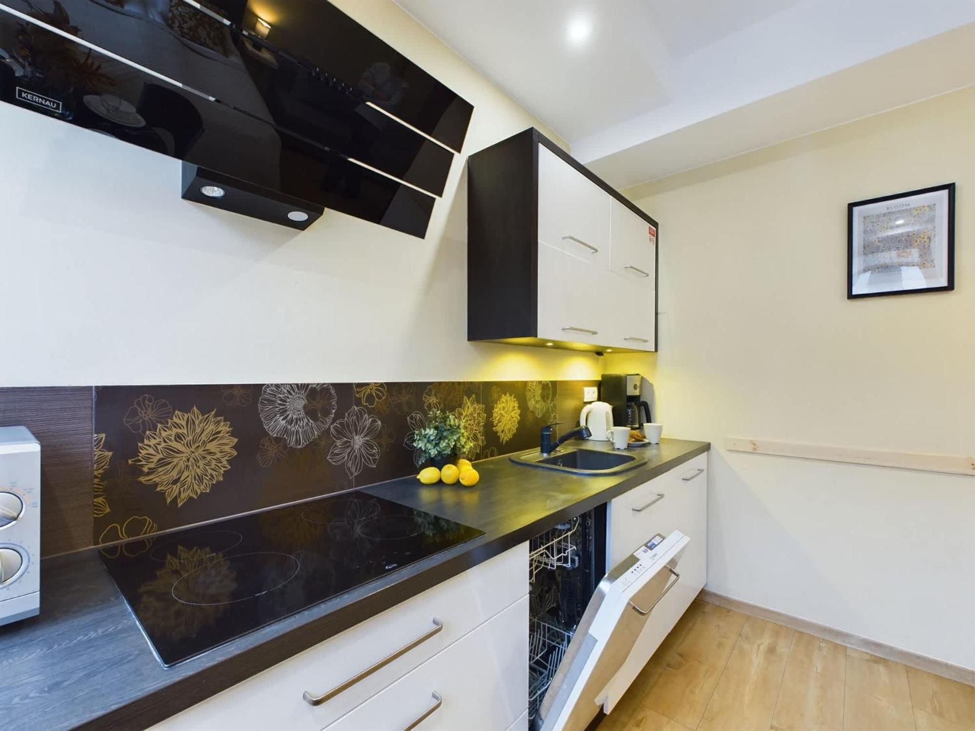Апартаменти Modern In The Center Of By Renters